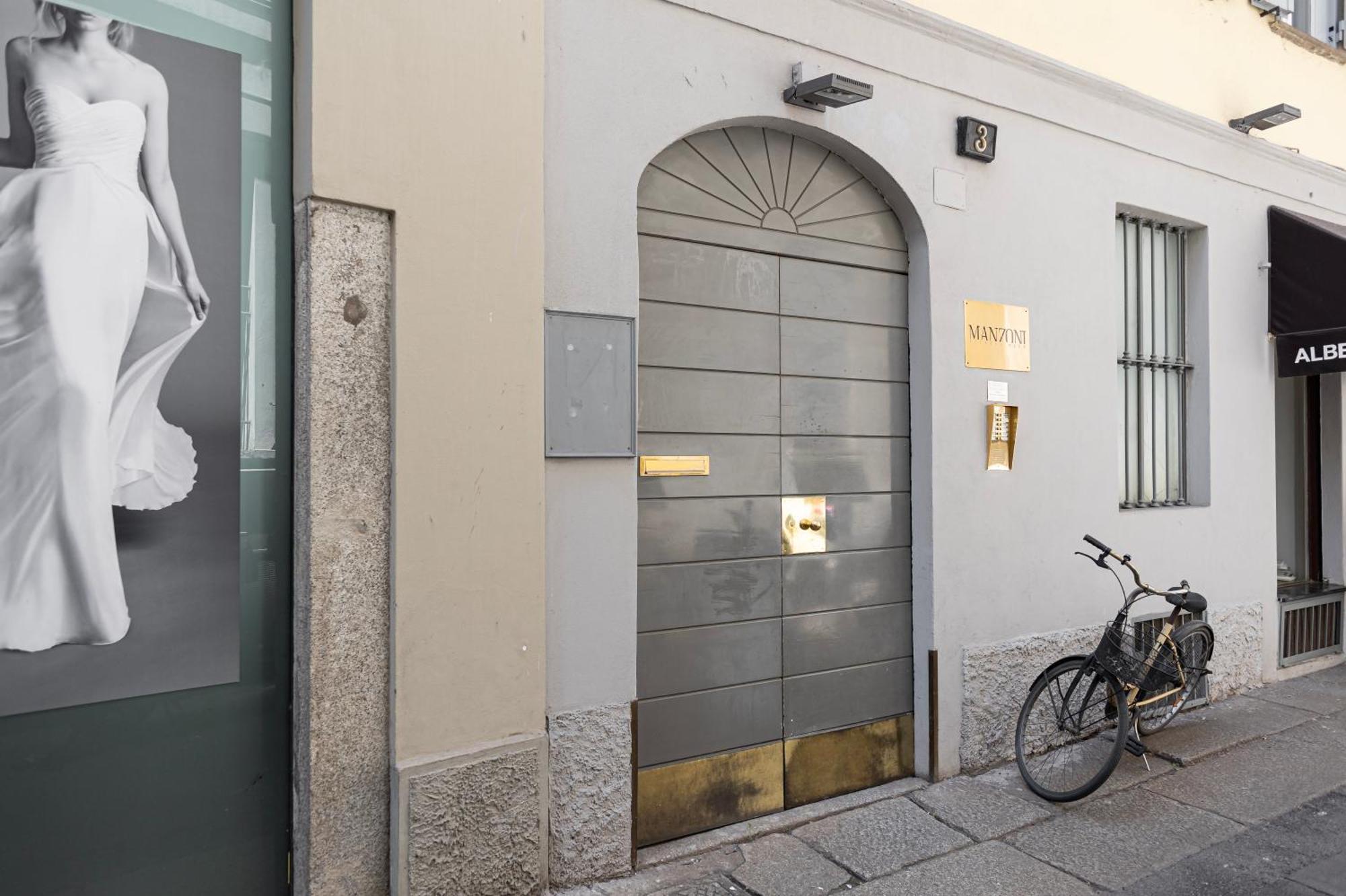 Elegante Bilocale In Montenapoleone - Brera Milan Bagian luar foto